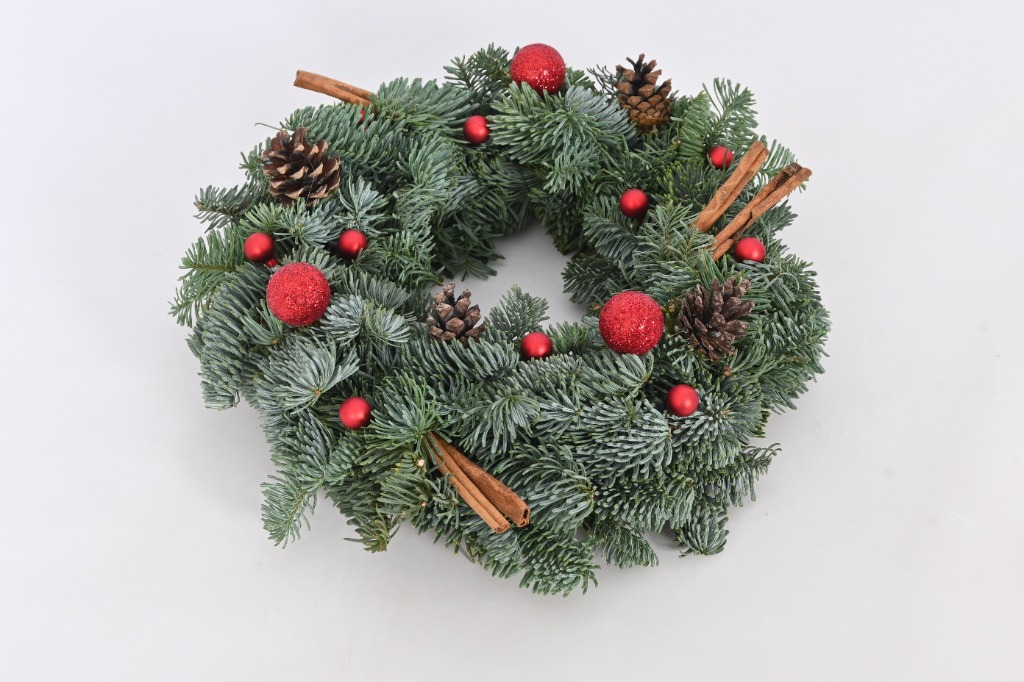 Picture of Abies nobilis with decoration 2 ( with exclusive deco) 28-30/CM-WREATH-HALF